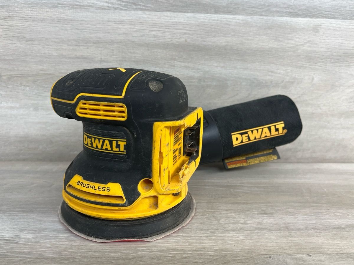 DEWALT DCW210 20V MAX XR CORDLESS BRUSHLESS 5" RANDOM ORBITAL SANDER (PO1022362)