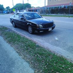 4 seal 2002 calliac DeVille DTS four-door sedan black