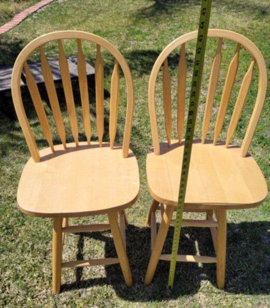 WOODEN SWIVLE BAR STOOLS / CHAIRS