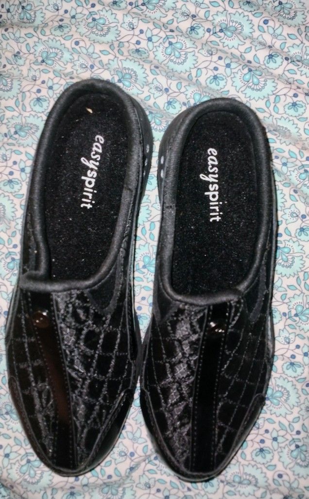 WOMANS EASY SPIRIT SHOES ( NEW)