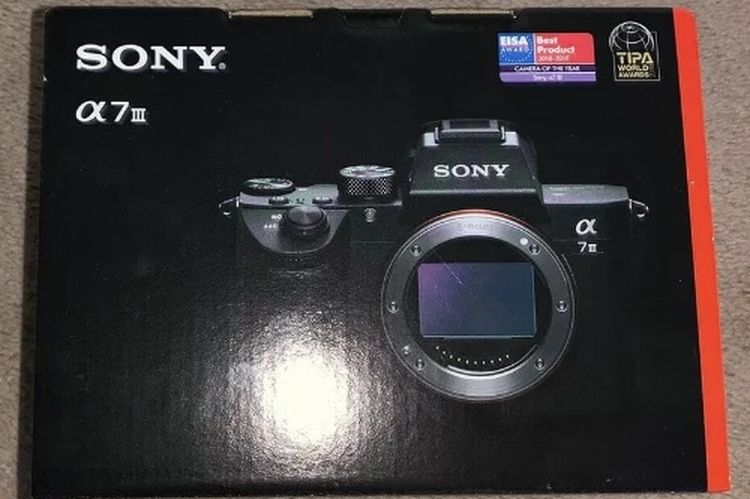 Sony Alpha A7 III Mirrorless Digital Camera - Body Only (ILCE7M3B.CEC) + EXTRAS