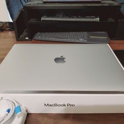 MacBook Pro Laptop, Touchbar, Updated OS, 17t