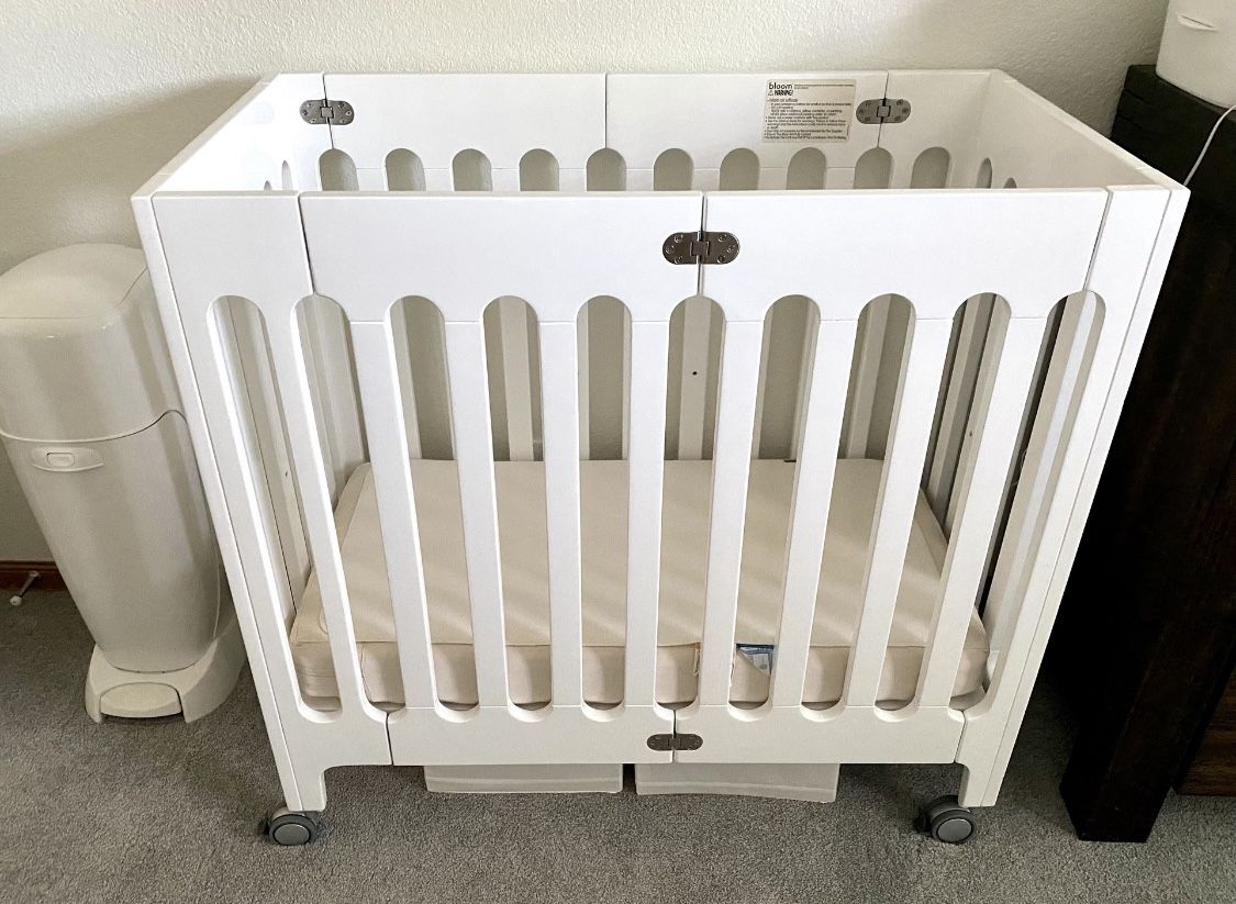 mini crib - portable with attachable changing table
