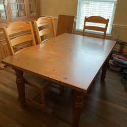 Fontana By Broyhil Dinning Table With Center Leaf