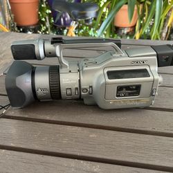 Sony DCR-VX1000 3CCD MiniDV Digital Handycam Camcorder