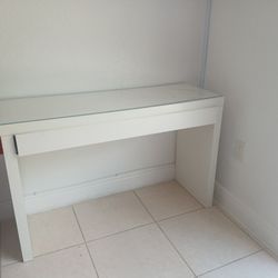 Beautiful/Modern White Desk