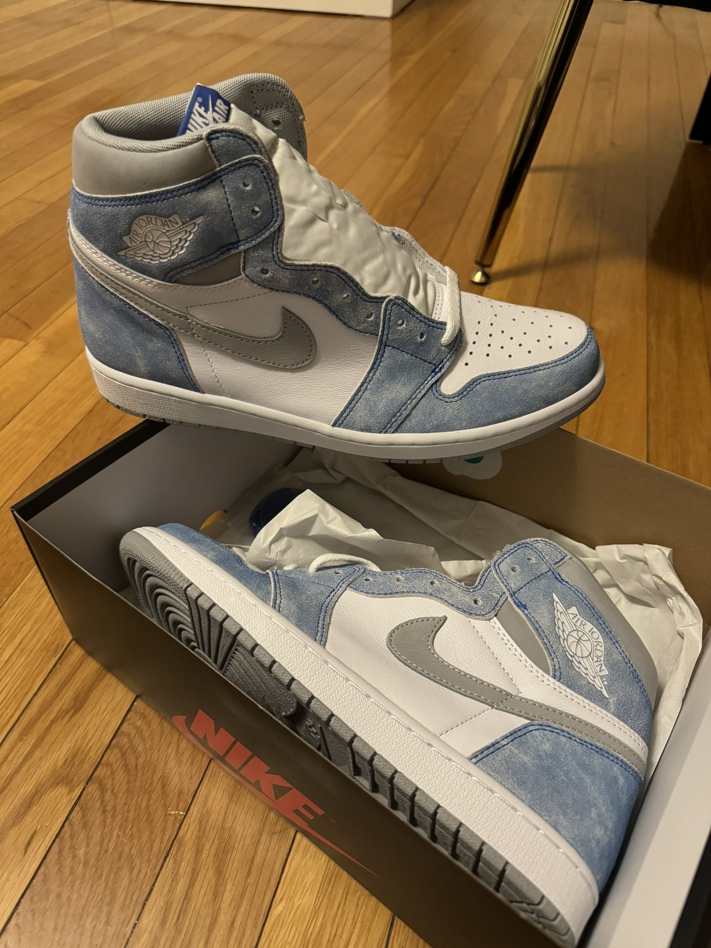 Jordan 1 Hyper Royal 