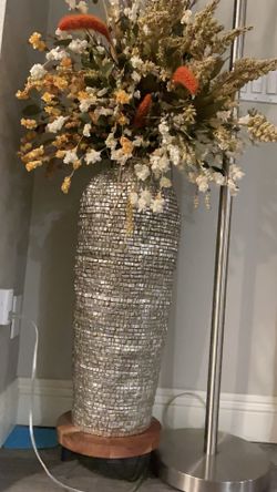 Absolutely Gorgeous Flower Base Indoor Comes With Flowers