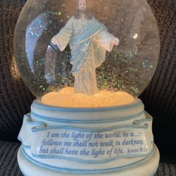 SAN FRANCISCO MUSIC BOX CO. SNOW GLOBE JESUS AND TESTIMONIAL JOHN 8:12