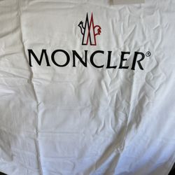 3 Moncler,1 supreme,1 Burberry,1 Ferragamo
