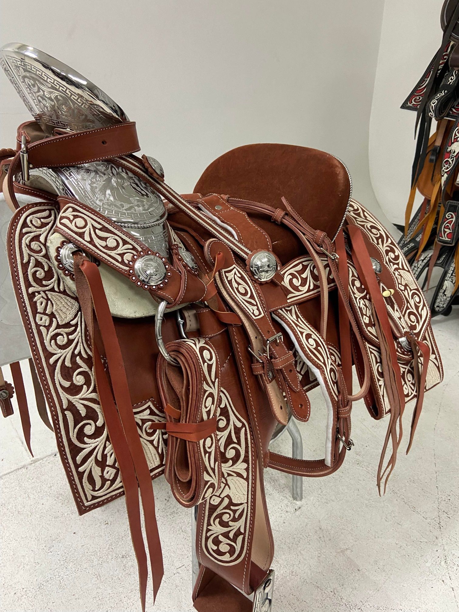 Nueva montura charra súper Pitiada original con Herrage y fuste plateado completo
