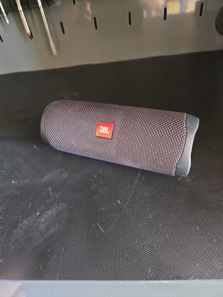 JBL Flip 5 Bluetooth Speaker
