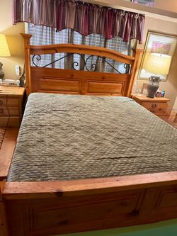 💥🛏️ Beautiful solid pine king size bed frame with BRAND NEW memory foam mattress 🛏️💥