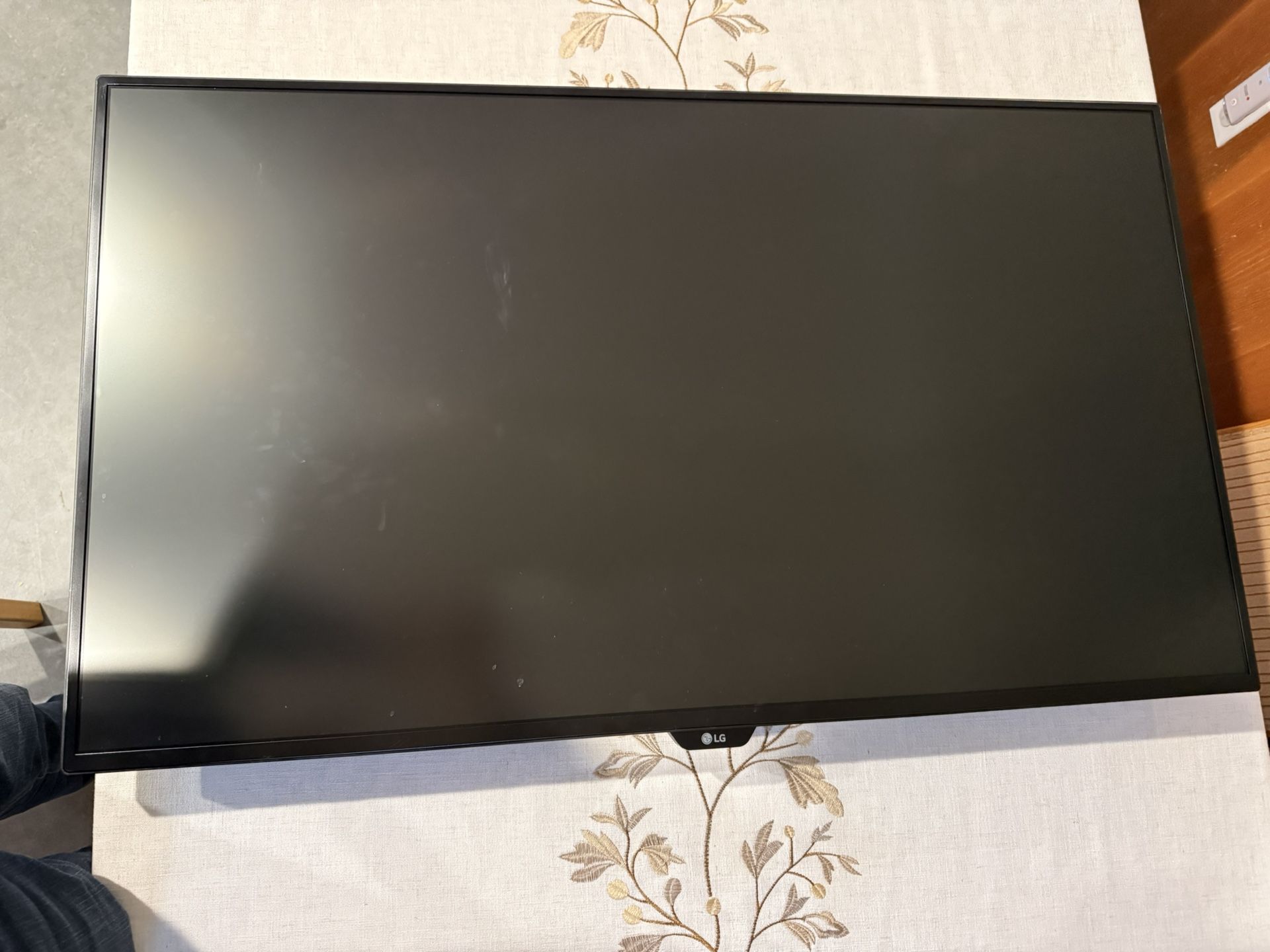 LG 43" 4K IPS Monitor (43UD79‑B) – Great for Coding & Multitasking