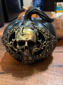 Battery powered light up skull / Halloween decoration