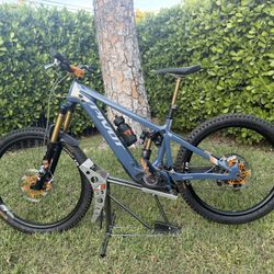 Pivot Shuttle LT 2025 E-Bike Size Medium