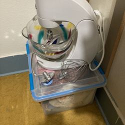 Jenn It Mixer  Hardly Used  3. Attachments