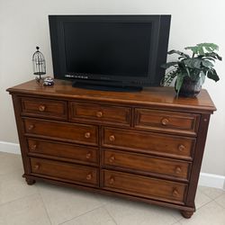 Dresser and TV - FREE 