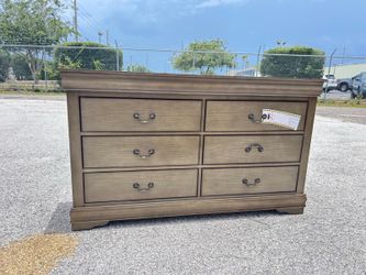 Dresser with 6 drawers