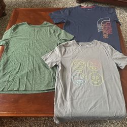 🏃🏻‍♂️Youth Size 14/Large Short Sleeved Shirts LOT by The North Face, Old Navy and Cat and Jack in like new condition from smoke and pet free home.  