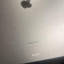 iPad Pro 12.9 6TH Gen (M2) 128GB W/Apple Smart Folio