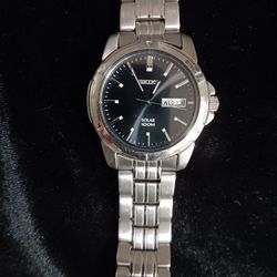 Beautiful Men's SEIKO solar #SNE471P1 Black Dial Watch Stainless Steel 100m. Glow In The Dark