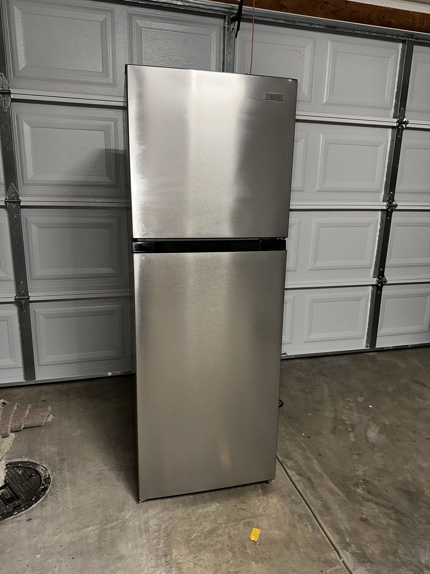 Vissani Refrigerator $675