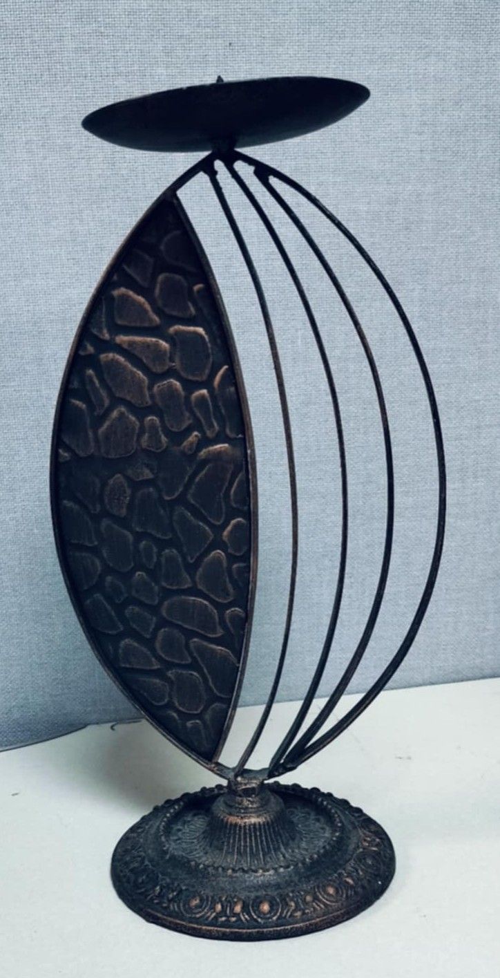 Vintage style wax candle holder with iron frame pebble stone design