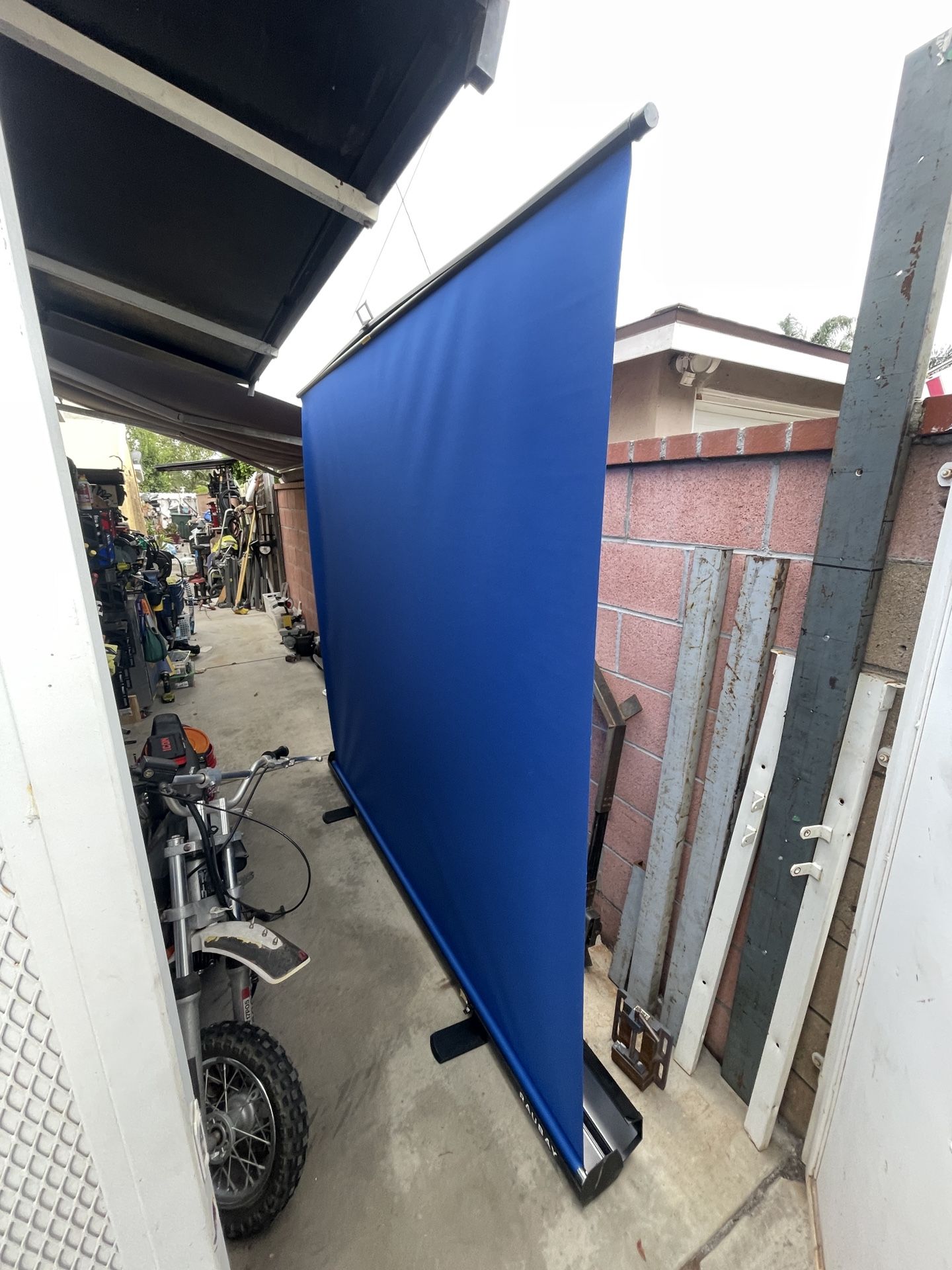 Collapsible Blue Screen