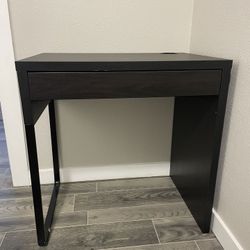 Black Desk