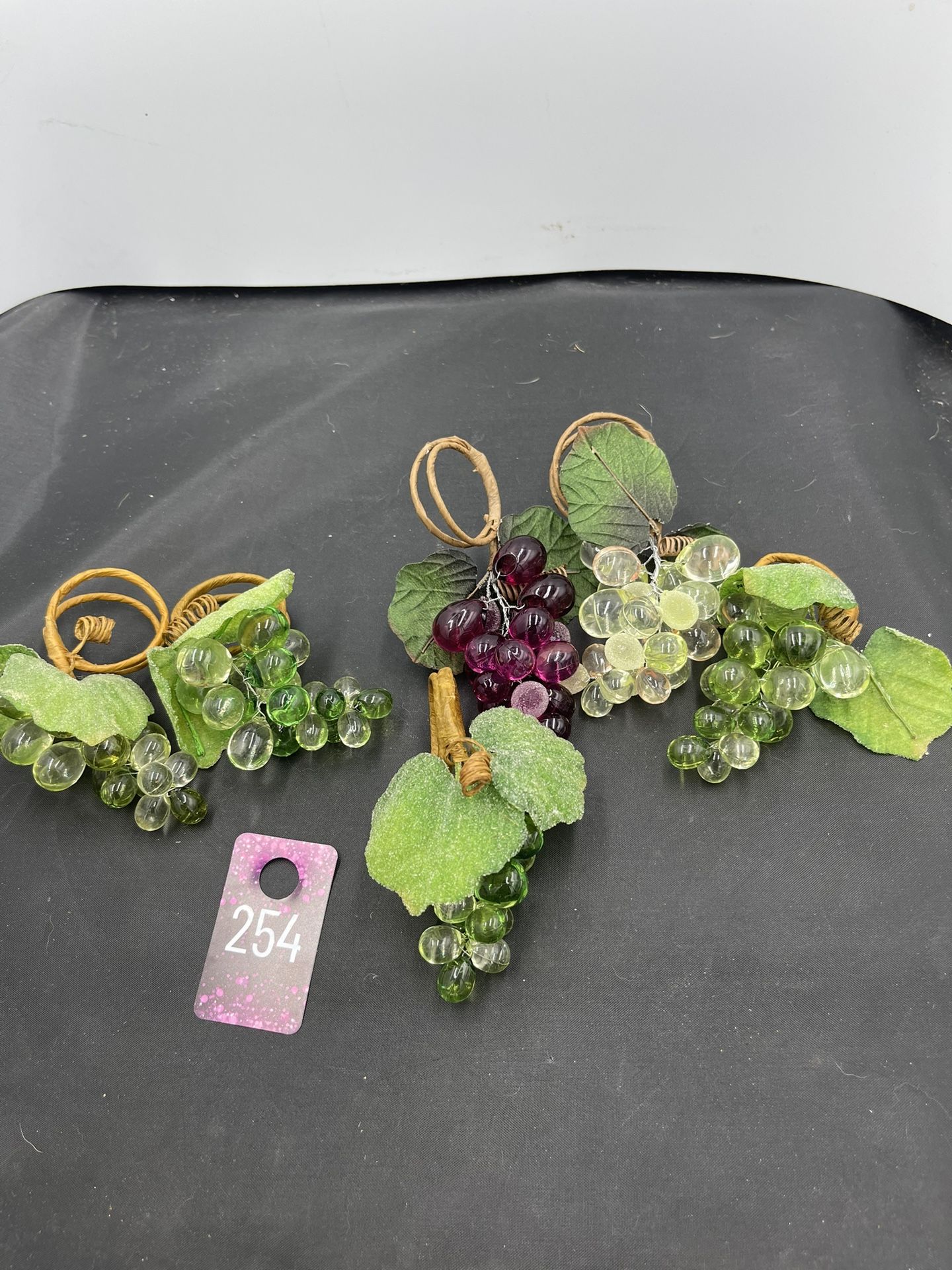 This set of 6 grape napkin ring holders
