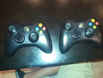 2 xbox controllers