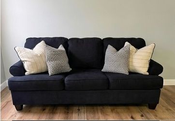 Living Spaces Queen Sleeper Sofa / Pull-Out Couch – Like New – $650