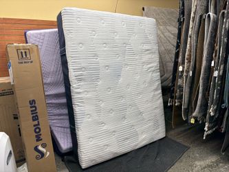 NOVAFORM Comfortgrade 14″ Gel Memory Foam Queen Mattress