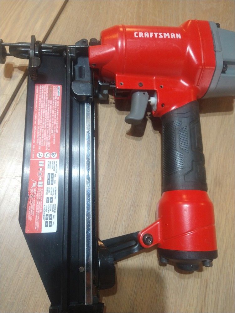 Craftsman 2 1/2 " 16 Gauge Pneumatic Straight Finish Brad Nail.