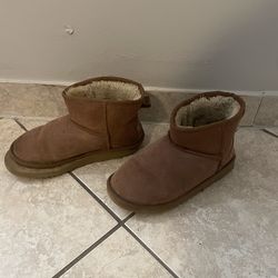 Womens size 9 Ugg Classic mini