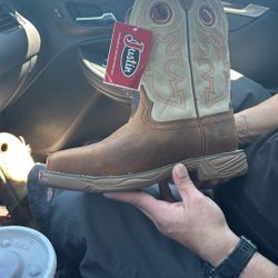 Justin work boot composite to 10 1/2