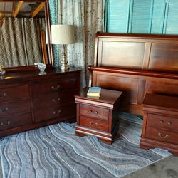 Beautiful Queen 5pc Wood Sleigh Bed Style Bedroom Set Excellent Condition 