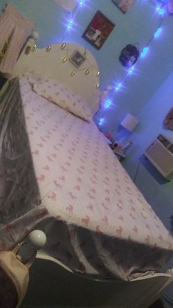 Cama twin con colchones