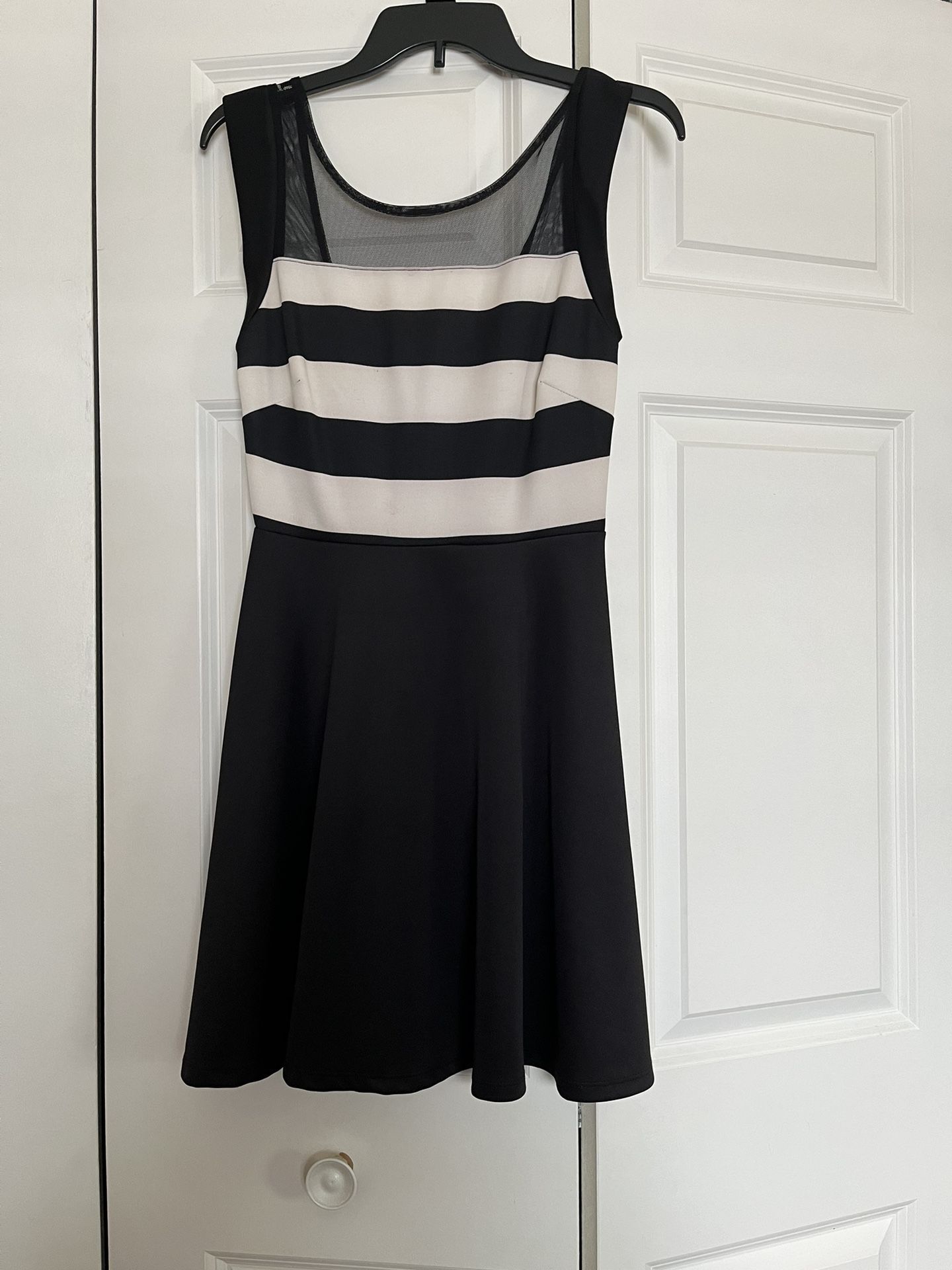 It’s Very Nice Dress In Size M The Color Is Black And Off White 