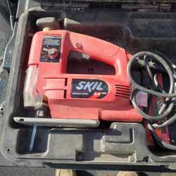 Skil 6 Amp variable speed jig saw with blades

