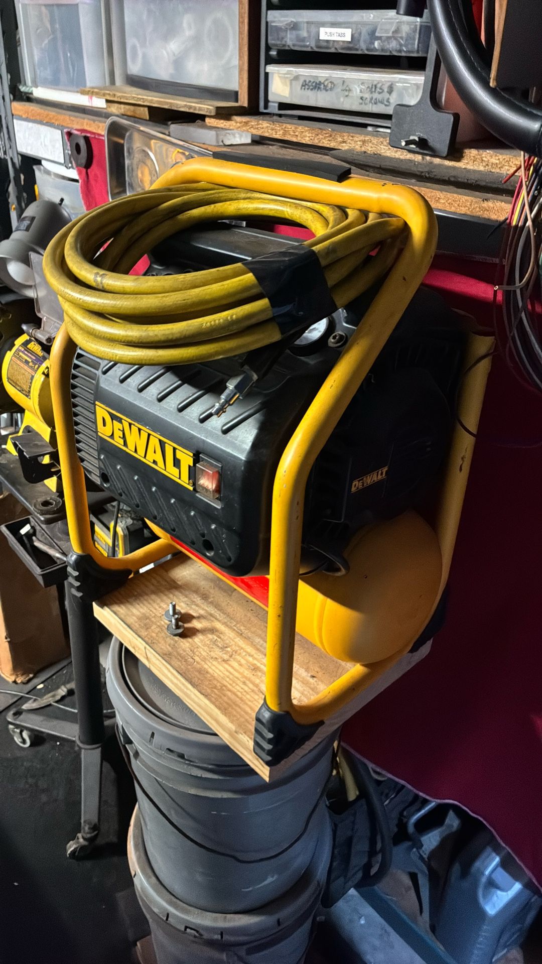 2.6 Gal 200 Psi Dewalt Air Compressor
