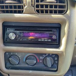 Kenwood CD Stereo Am FM Aux RADIO KDC-MP142