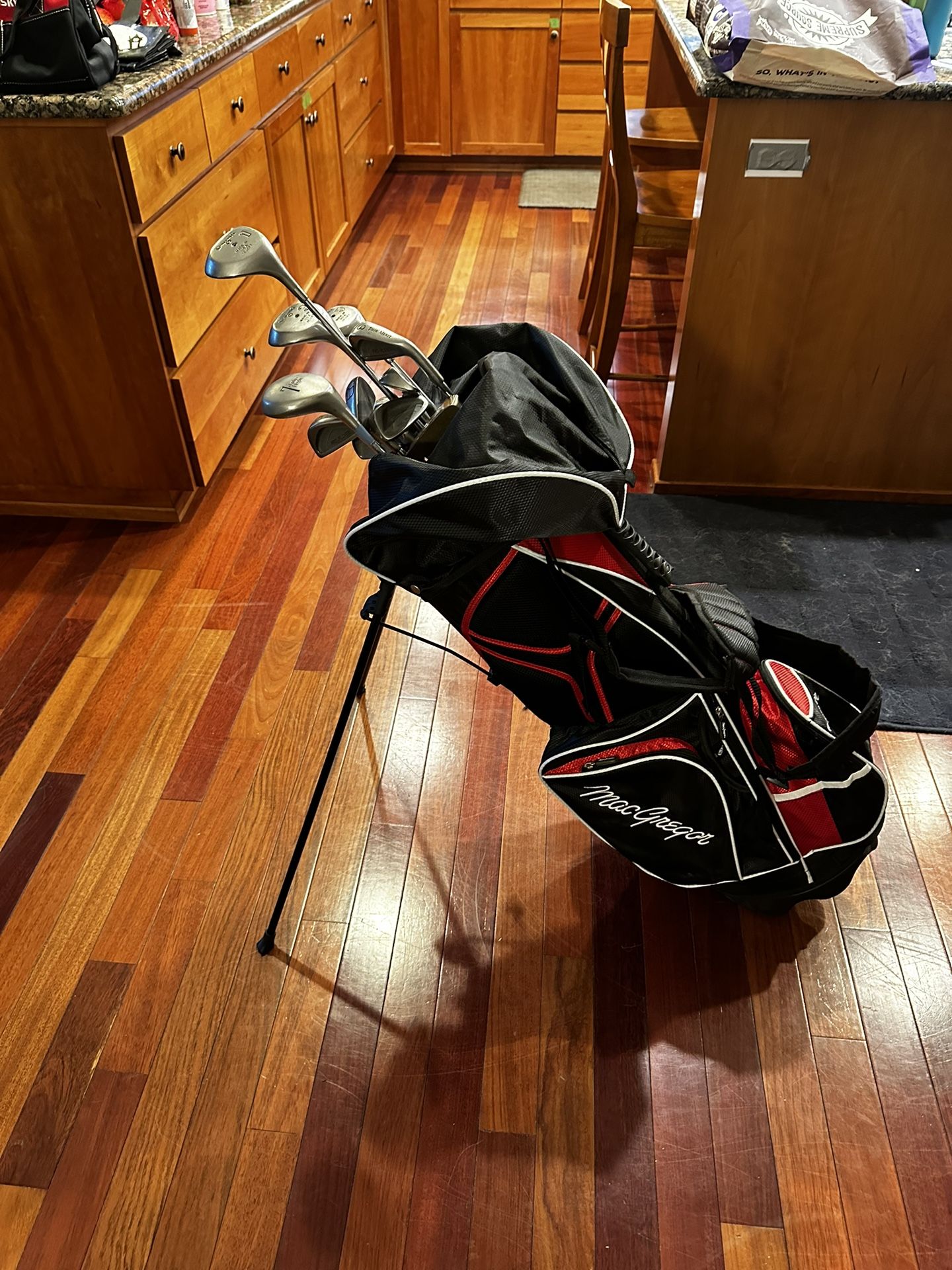 Women’s Right Handed Golf Club Lot With Mac Gregor Bag