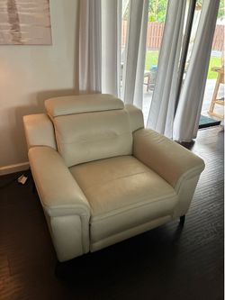 Rooms to go electric modern cream real leather recliner