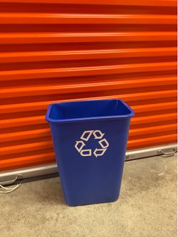 Medium recycling bin and large garbage bin