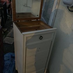Medium sized Cream Wooden cabinet $90 Or Best Offer (o su mejor oferta. no tenga pena). Make an offer pls don’t be shy I’m tryin to get rid of things 