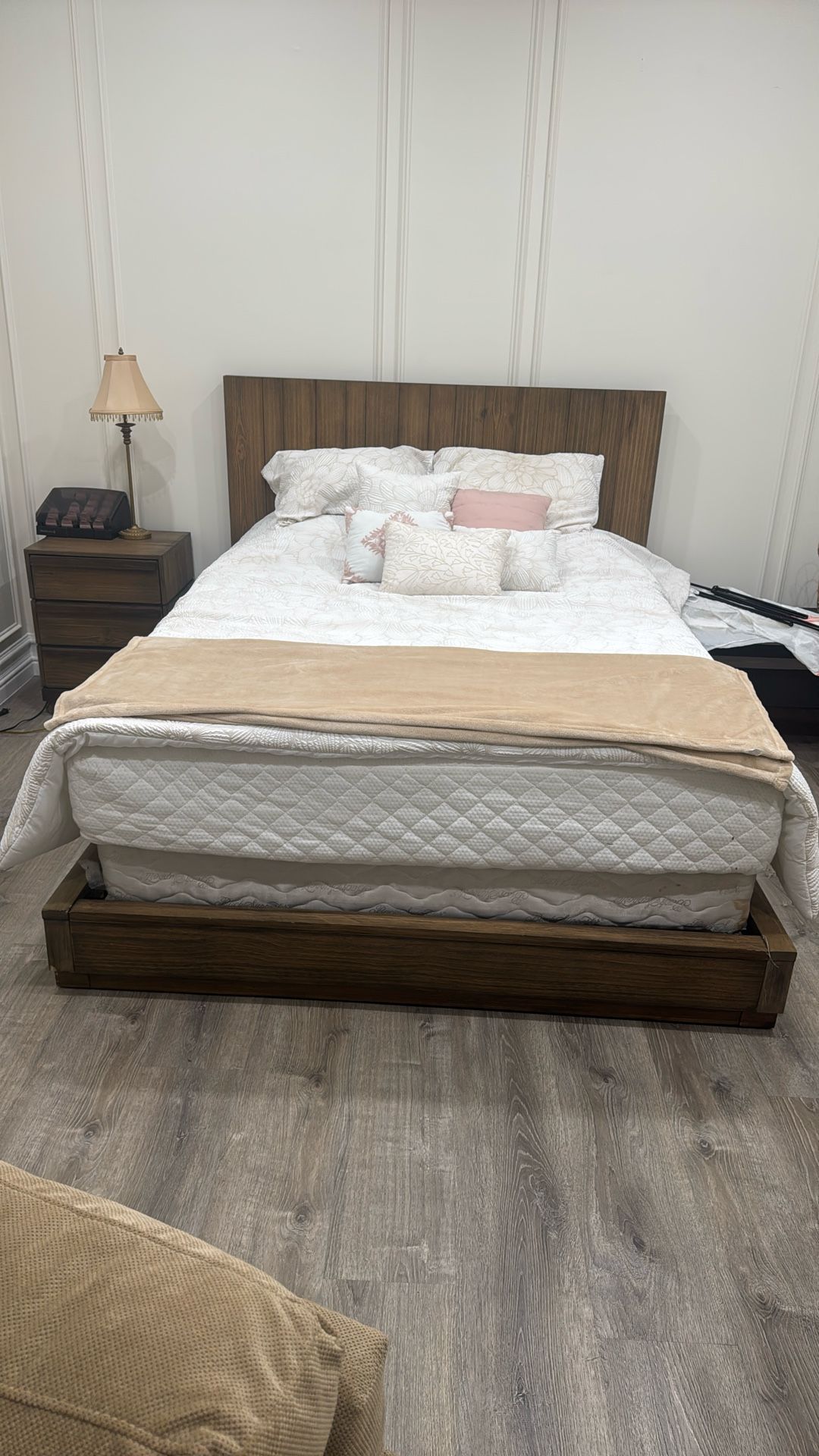 Queen Bedroom With Mattress 