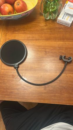 Microphone pop filter