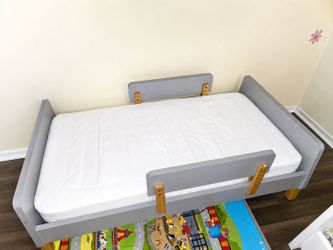 Toddler bed - bed and frame included